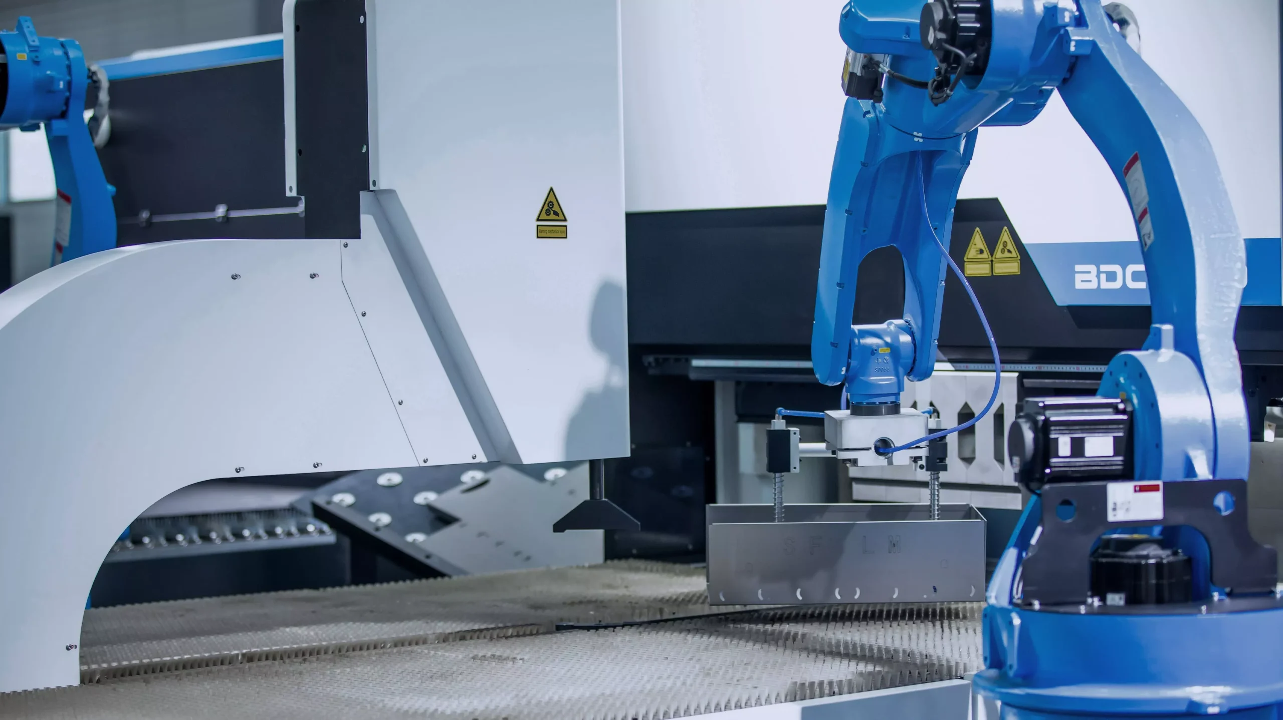 Hattengelyes robotok a lemezhajlítás automatizálásához