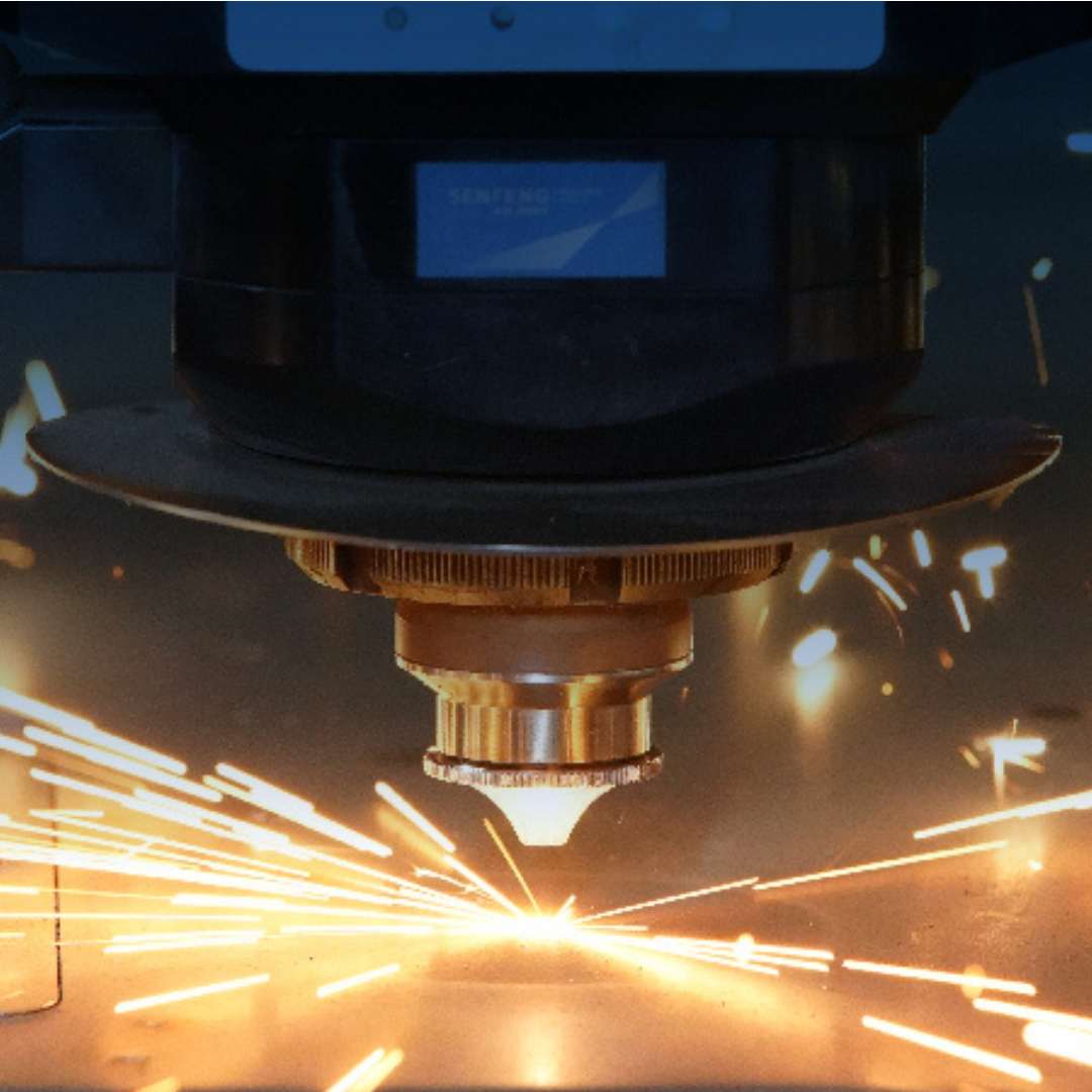 CNC lézervágó gép vágás közben