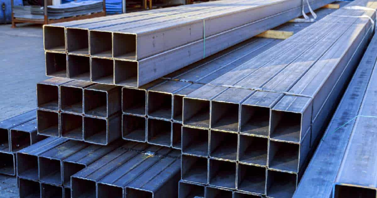 Négyzetes csövek vágása lézeres csővágó géppel.