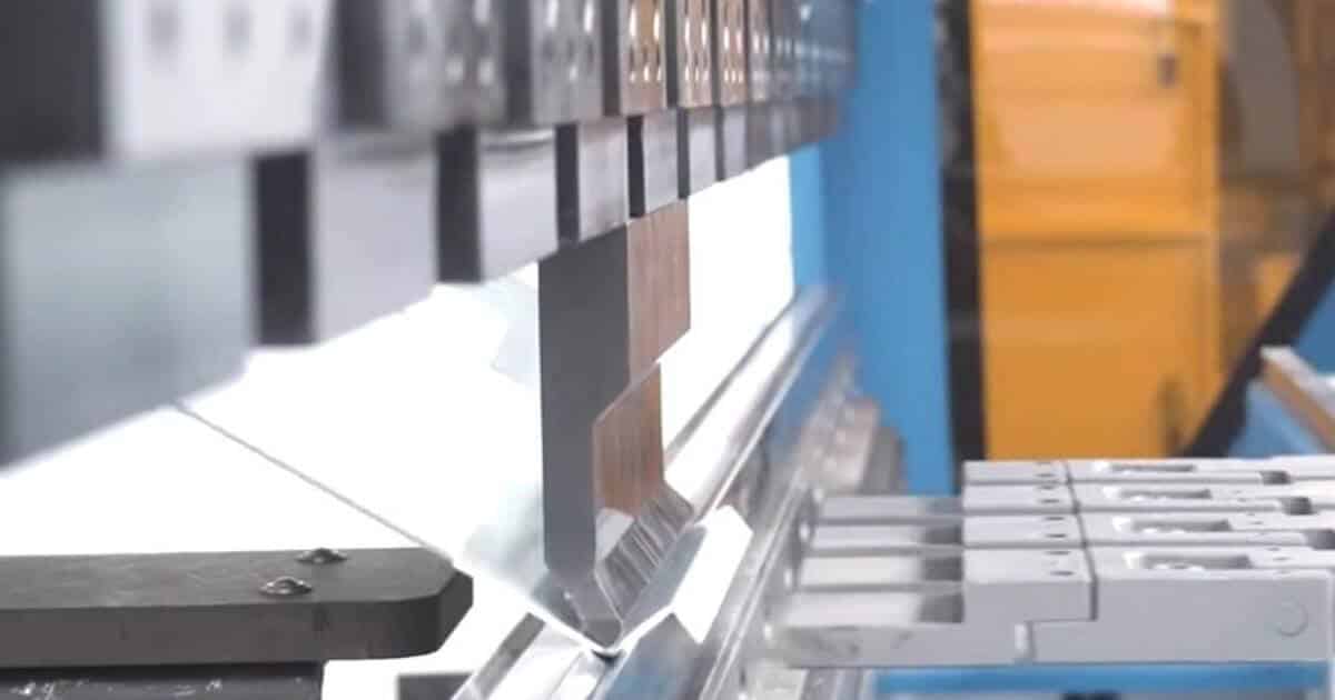 Hidraulikus vagy elektromos élhajlító gép