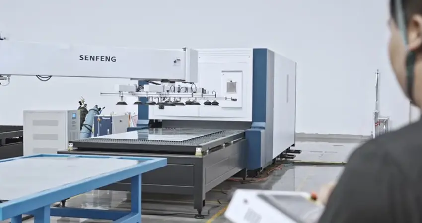 Automatikus betöltő‑kirakó egységek, amelyek szívó‑ vagy mechanikus karokkal kezelik a lemezeket. 