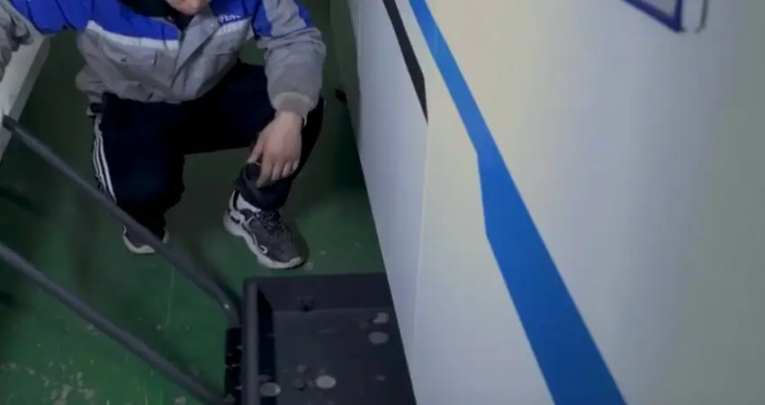 Levágott anyagmaradványok eltávolítása a lézervágó gép alól