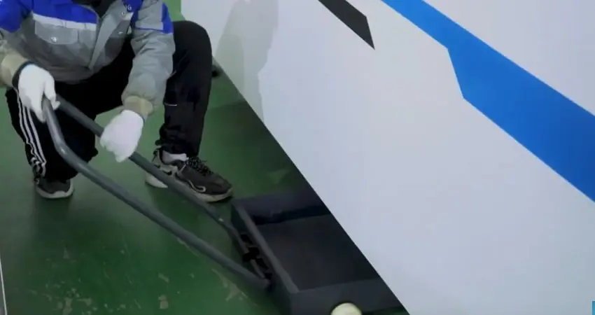 Levágott anyagmaradványok eltávolítása a lézervágó gépből