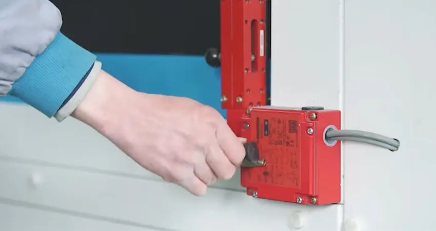 Kapcsolók, vészleállítók működésének ellenőrzése fiber lézervágó gépnél